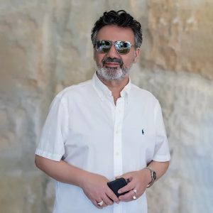 اهنگ با هم عشقو شناختيم دل به همديگه باختيم