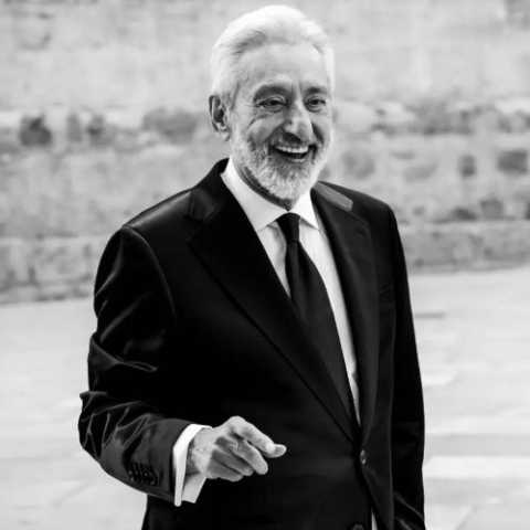 دانلود اهنگ برای خواب معصومانه ی عشق کمک کن بستری از گل بسازیم